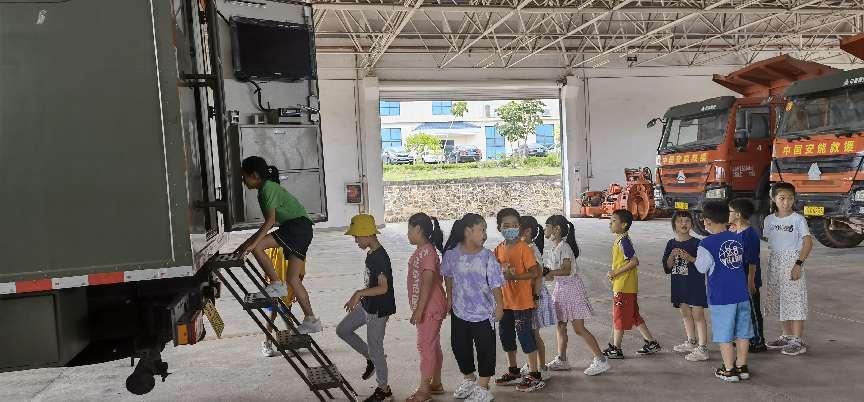 参观救援设备